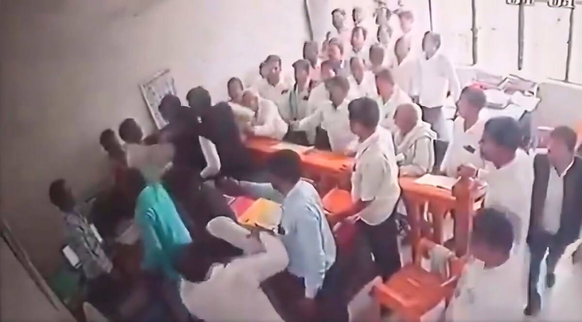 Fact Check: कोर्टरूम में वकीलों ने SDM साहब को उनकी ही कोर्ट में पीट दिया?, SDM को थप्पड़ मारने वाला Video कितना सच CrimeTak