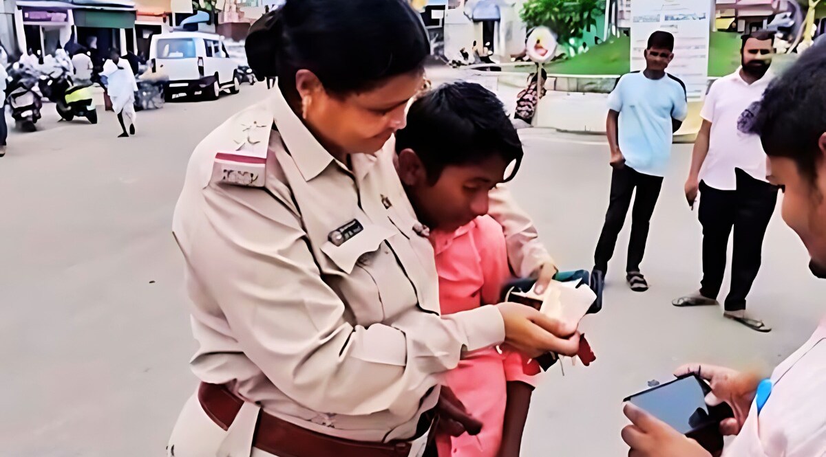 Video: लेडी पुलिस अफसर ने काटा छात्र का चालान, स्कूल फीस से भरा फाइन, रोया छात्र तो सब इंस्पेक्टर ने सीने से लगा लिया CrimeTak