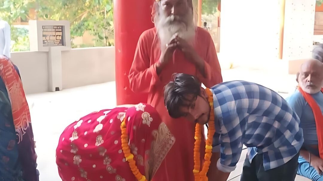 प्रेग्नेंट पत्नी के साथ हो रही छोटे भाई की शादी में बाराती बनकर पहुंचा पति, जौनपुर में अनोखी लव स्टोरी! प्रेग्नेंट पत्नी के साथ हो रही छोटे भाई की शादी में बाराती बनकर पहुंचा पति, जौनपुर में अनोखी लव स्टोरी!