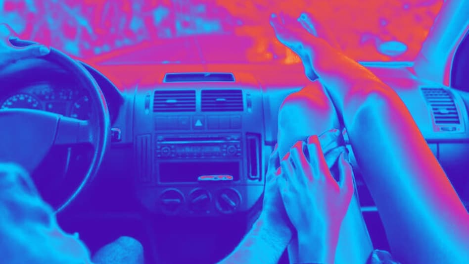 Romance on the Wheels: कार में Seminude लड़की, दो लड़के और बिखरे कंडोम, डिवाइडर से टकरा गई कार! Romance on the Wheels: कार में Seminude लड़की, दो लड़के और बिखरे कंडोम, डिवाइडर से टकरा गई कार!