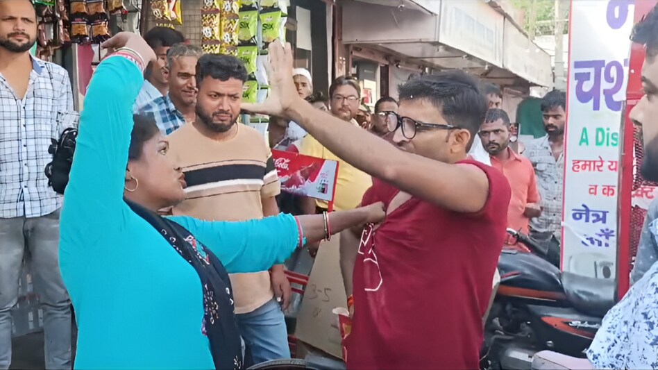 "मेरी कमाई खाते हो और मुझपर हुक्म चलाओगे?" कह कर बीवी ने सरेबाजार कर दी बेरोजगार पति पर थप्पड़ों की बरसात "मेरी कमाई खाते हो और मुझपर हुक्म चलाओगे?" कह कर बीवी ने सरेबाजार कर दी बेरोजगार पति पर थप्पड़ों की बरसात