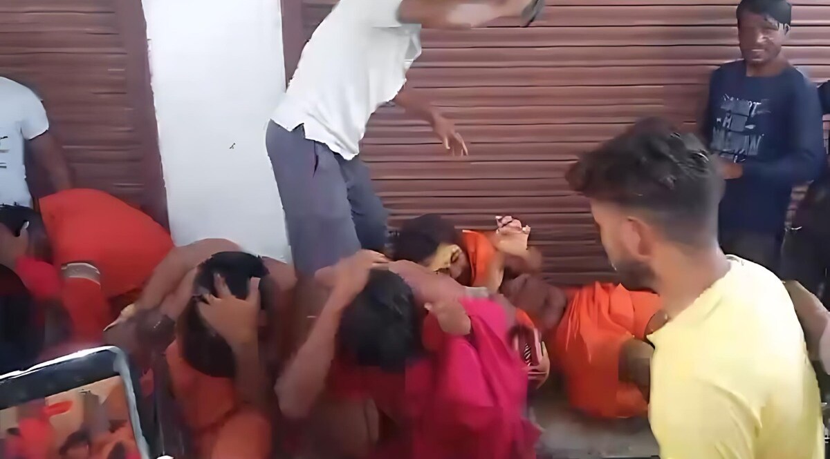 साधू के भेष में सम्मोहन वाले लुटेरे, सांप दिखाकर जाल में फंसाते हैं! लोगों ने पकड़ा तो साधुओं को जमकर कूटा, देखिए Video CrimeTak