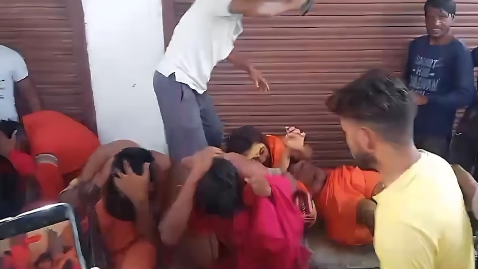 साधू के भेष में सम्मोहन वाले लुटेरे, सांप दिखाकर जाल में फंसाते हैं! लोगों ने पकड़ा तो साधुओं को जमकर कूटा, देखिए Video साधू के भेष में सम्मोहन वाले लुटेरे, सांप दिखाकर जाल में फंसाते हैं! लोगों ने पकड़ा तो साधुओं को जमकर कूटा, देखिए Video