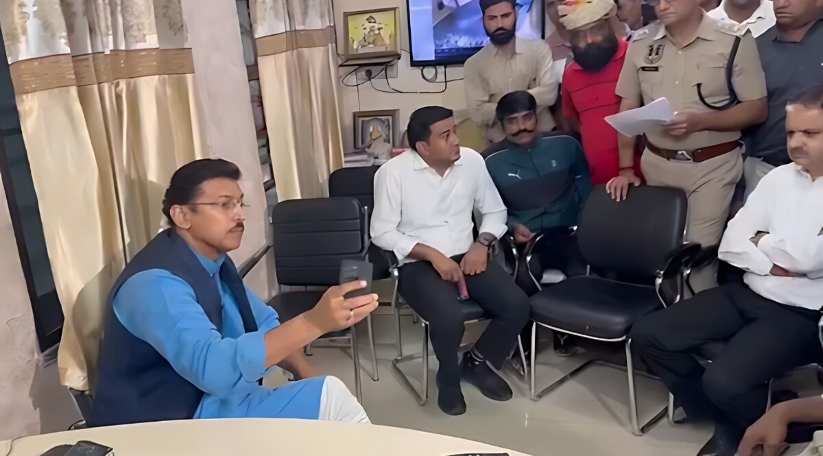 मिलिट्री कमांडो को पुलिसवालों ने नंगा करके पीटा, फिर कहलवाया 'पुलिस भारतीय सेना की बाप है', राज्यवर्धन सिंह राठौर ने लगाई थाने में क्लास CrimeTak