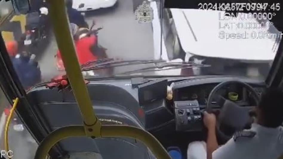 Video: बेंगलुरु में वॉल्वो बस ने मचाया कोहराम, बस ने कई वाहनों को टक्कर मारी, दो घायल, Video देखकर सन्न रह जाएंगे Video: बेंगलुरु में वॉल्वो बस ने मचाया कोहराम, बस ने कई वाहनों को टक्कर मारी, दो घायल, Video देखकर सन्न रह जाएंगे