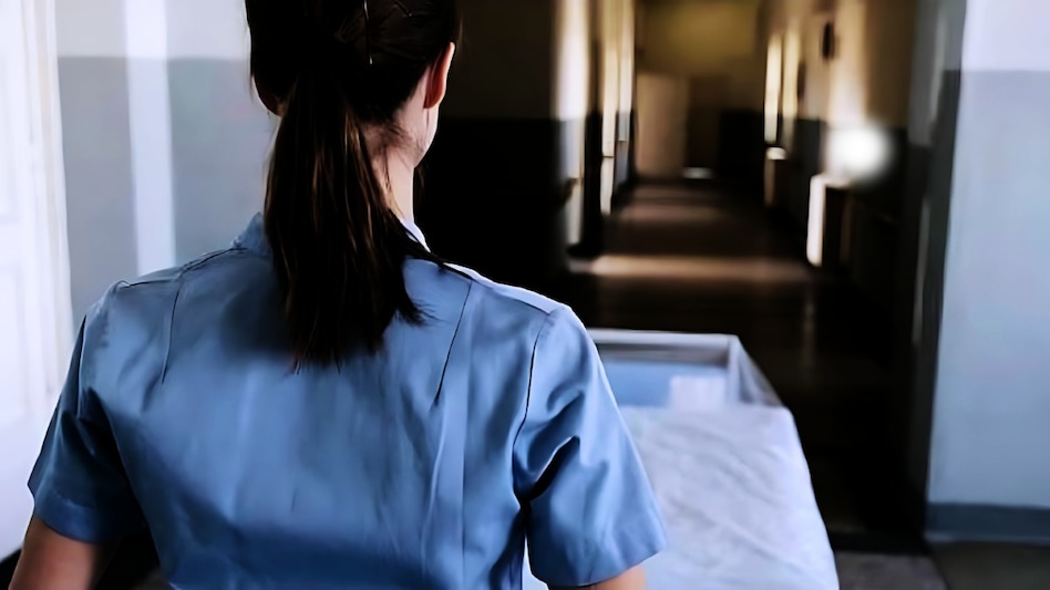 दिल्ली के अस्पताल में मचा कोहराम, सुबह 4 बजे मरीज को इंजेक्शन देने गई नर्स, मरीज को देखते ही चीख कर भागी.. दिल्ली के अस्पताल में मचा कोहराम, सुबह 4 बजे मरीज को इंजेक्शन देने गई नर्स, मरीज को देखते ही चीख कर भागी..