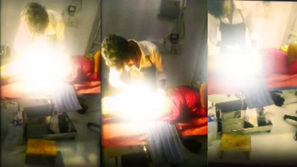 अस्पताल में महिला के कपड़े उतरवाए, नग्न करके वार्ड ब्वाय ने की ड्रेसिंग, Video वायरल, DM ने दिए जांच के आदेश अस्पताल में महिला के कपड़े उतरवाए, नग्न करके वार्ड ब्वाय ने की ड्रेसिंग, Video वायरल, DM ने दिए जांच के आदेश