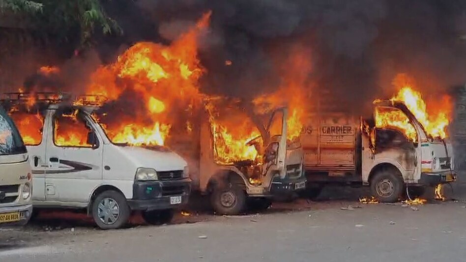 Udaipur में छात्र पर चाकू से हमला, दो गुटों में बवाल के बाद भीड़ ने वाहनों में लगाई आग, मॉल तोड़फोड़ के बाद तनाव Udaipur में छात्र पर चाकू से हमला, दो गुटों में बवाल के बाद भीड़ ने वाहनों में लगाई आग, मॉल तोड़फोड़ के बाद तनाव