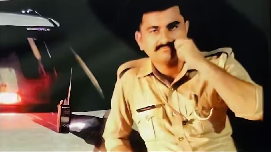 बीयर पिलाई फिर बीवी के प्राइवेट पार्ट को गर्म कीलों और पेंचकस से जलाया, यूपी पुलिस में तैनात सिपाही ने की पत्नी के साथ दरिंदगी बीयर पिलाई फिर बीवी के प्राइवेट पार्ट को गर्म कीलों और पेंचकस से जलाया, यूपी पुलिस में तैनात सिपाही ने की पत्नी के साथ दरिंदगी