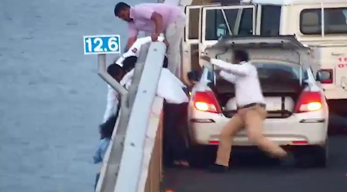 VIDEO: खुदकुशी के लिए अटल सेतु से कूद गई थी महिला, एन वक्त पर ड्राइवर ने बाल पकड़कर यूं बचाई जान अटल सेतु पर कैब ड्राइवर और पुलिस ने बचाई महिला की जान. (Video grab)