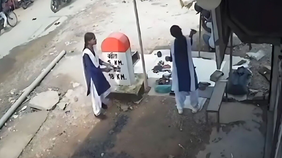 9वीं की छात्रा को कई दिनों से परेशान कर रहा था, तंग आकर छात्रा ने उठाया खौफनाक कदम, गर्दन पर किए 7-8 वार, कंपा देगा VIDEO 9वीं की छात्रा को कई दिनों से परेशान कर रहा था, तंग आकर छात्रा ने उठाया खौफनाक कदम, गर्दन पर किए 7-8 वार, कंपा देगा VIDEO