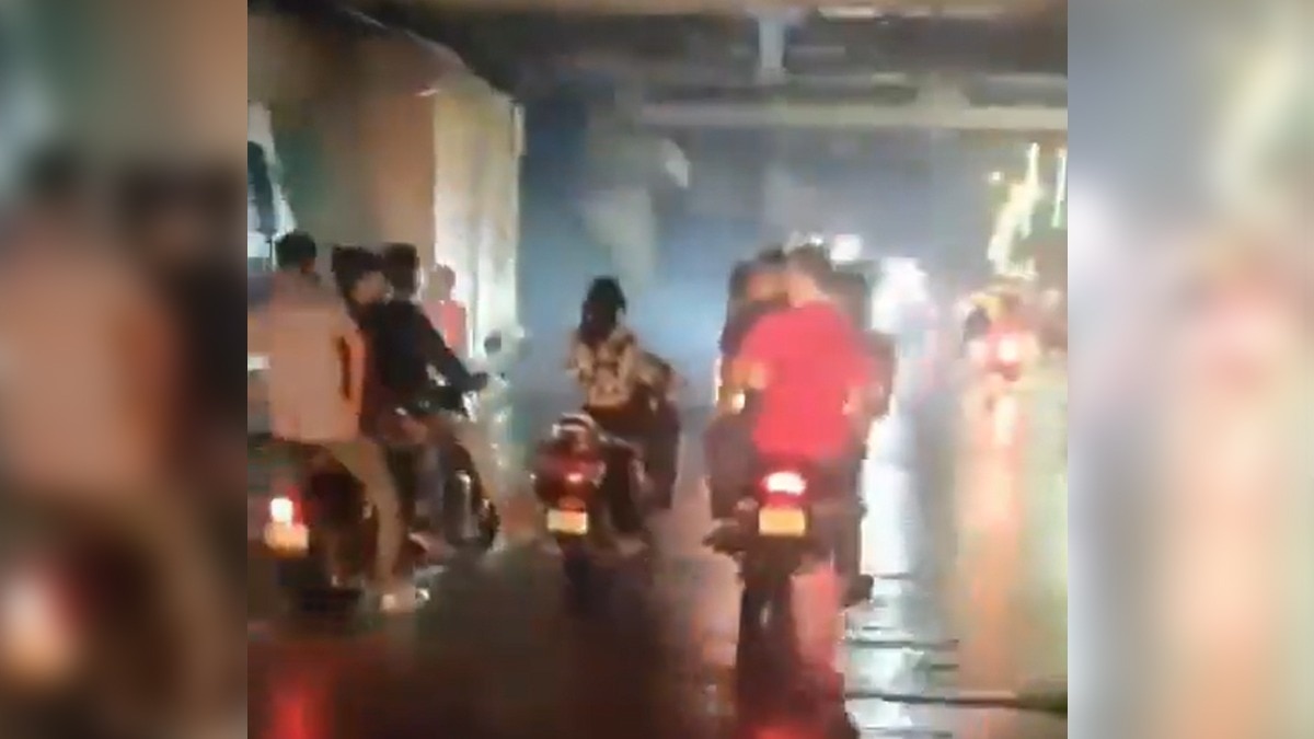 VIDEO: स्कूटी से जा रही युवती का अचानक पीछा करने लगे दंबग, पास पहुंचते ही की गंदी हरकत, कई KM तक किया पीछा VIDEO: स्कूटी से जा रही युवती का अचानक पीछा करने लगे दंबग, पास पहुंचते ही की गंदी हरकत, कई KM तक किया पीछा