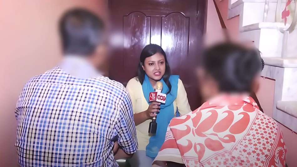 Exclusive: पहली बार तोड़ी जूनियर डॉक्टर के माता-पिता ने खामोशी, बोले "किसी ने संजय के हाथों बेटी का मर्डर करवाया"! Exclusive: पहली बार तोड़ी जूनियर डॉक्टर के माता-पिता ने खामोशी, बोले "किसी ने संजय के हाथों बेटी का मर्डर करवाया"!