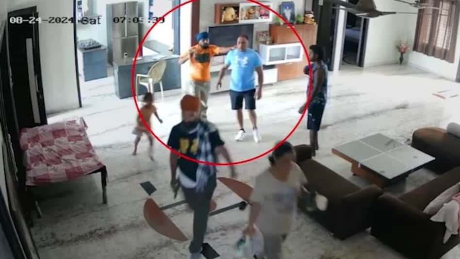 हाथ जोड़कर मिन्नतें करते रहे बच्चे, बोले-अंकल पापा को ना मारो, इसके बावजूद बदमाशों ने तीन गोलियां चलाईं, VIDEO हाथ जोड़कर मिन्नतें करते रहे बच्चे, बोले-अंकल पापा को ना मारो, इसके बावजूद बदमाशों ने तीन गोलियां चलाईं, VIDEO