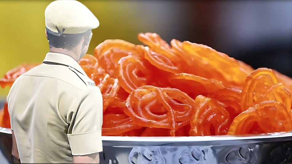 एक किलो गरमा गरम जलेबी बहुत महंगी पड़ गई थाने के मुंशी को, उतर गई वर्दी, किस्सा मीडिया में उछला तब हुआ एक्शन एक किलो गरमा गरम जलेबी बहुत महंगी पड़ गई थाने के मुंशी को, उतर गई वर्दी, किस्सा मीडिया में उछला तब हुआ एक्शन