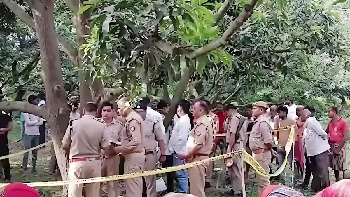 Farrukhabad Case में आया नया Twist, बड़ी लड़की के पास Mobile तो छोटी के कपड़ों में मिला SIM..., अब कनेक्शन तलाशने में जुटी फर्रुखाबाद पुलिस CrimeTak