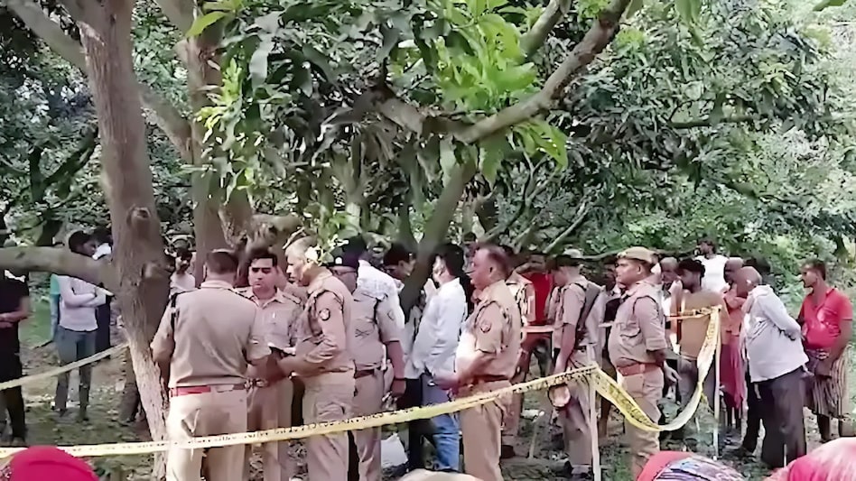 Farrukhabad Case में आया नया Twist, बड़ी लड़की के पास Mobile तो छोटी के कपड़ों में मिला SIM..., अब कनेक्शन तलाशने में जुटी फर्रुखाबाद पुलिस Farrukhabad Case में आया नया Twist, बड़ी लड़की के पास Mobile तो छोटी के कपड़ों में मिला SIM..., अब कनेक्शन तलाशने में जुटी फर्रुखाबाद पुलिस