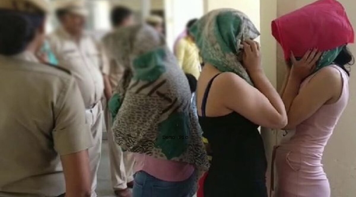 स्पा सेंटर में चल रहा था ये गंदा काम, पुलिस ने छापा मारा तो इस हाल में मिले लड़के-लड़कियां, विदेशी लड़की को देख चौंक गई पुलिस CrimeTak