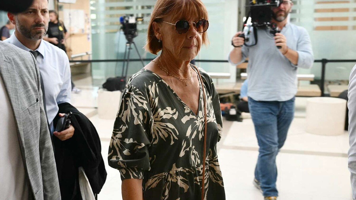 10 साल तक 51 लोगों से कराया पत्नी का रेप, अजनबियों को घर बुलाकर पति ही कराता था घिनौने काम, ऐसे हुआ खुलासा 10 साल तक 51 लोगों से कराया पत्नी का रेप, अजनबियों को घर बुलाकर पति ही कराता था घिनौने काम, ऐसे हुआ खुलासा