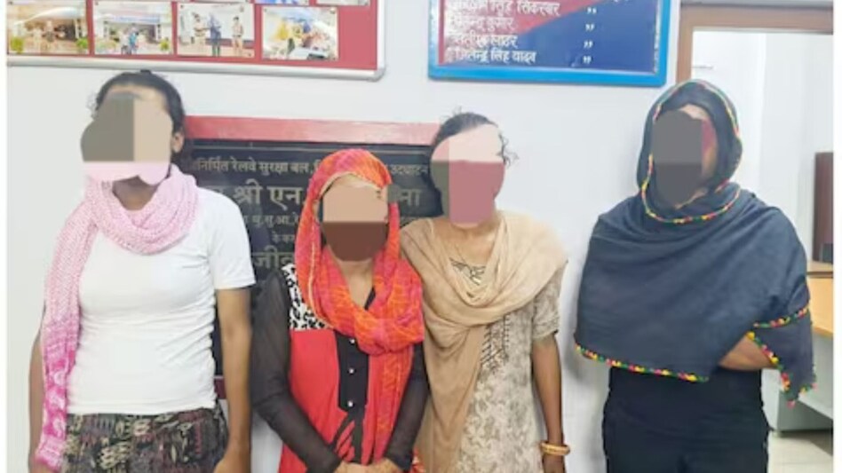 ट्रेनों में किन्नरों का चल रहा था ‘खेल’, यात्रियों ने कर दी शिकायत, मौके पर पहुंची RPF ने 59 को रंगेहाथ पकड़ा ट्रेनों में किन्नरों का चल रहा था ‘खेल’, यात्रियों ने कर दी शिकायत, मौके पर पहुंची RPF ने 59 को रंगेहाथ पकड़ा