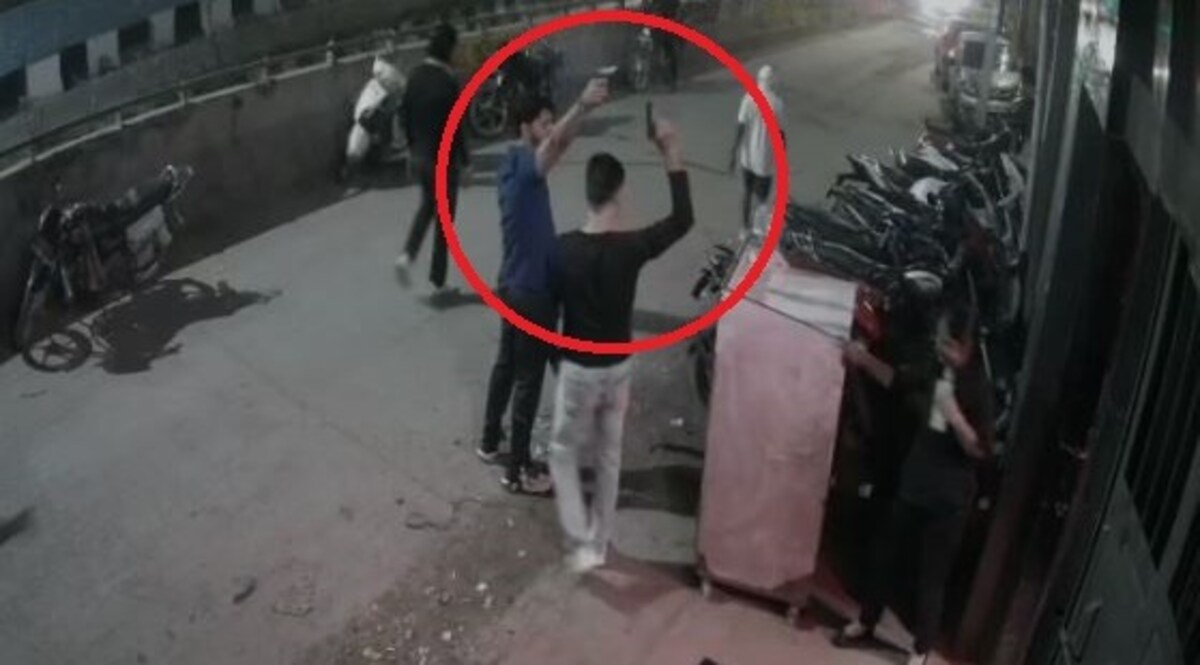 'घुटनों पर आजा...' बदमाशों ने दिल्ली में क्लब के बाहर की ताबड़तोड़ फायरिंग, CCTV वीडियो आया सामने दिल्ली में क्लब के बाहर बदमाशों ने की ताबड़तोड़ फायरिंग