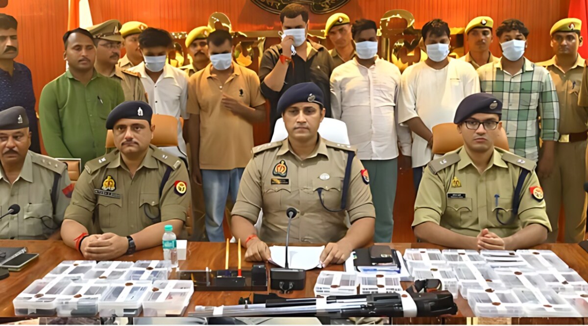 तमंचे पे डिस्को कराने घर से उठाईं डांसर, पड़ोसियों ने पुलिस को कर दिया फोन, फिर पार्टी में पहुंच गई पुलिस.. CrimeTak