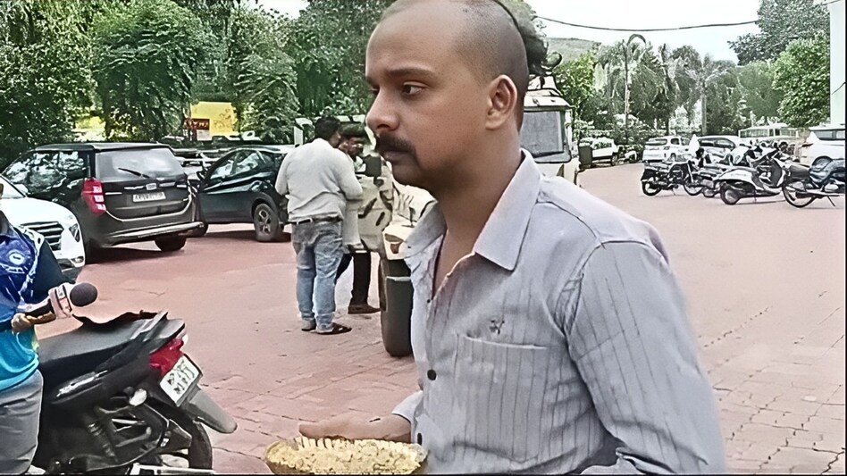 पंडित जी ने ऑर्डर किया रेस्टोरेंट का खाना, पार्सल खोलते ही हुए बेहोश, प्लेट लेकर पहुंच गए थाने, और फिर... पंडित जी ने ऑर्डर किया रेस्टोरेंट का खाना, पार्सल खोलते ही हुए बेहोश, प्लेट लेकर पहुंच गए थाने, और फिर...