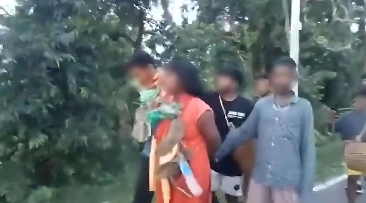 4 बच्चों की मां संग बेडरूम में था बॉयफ्रेंड, गांव वाले घसीटकर बाहर लाए, जूते की माला पहनाकर दोनों को घुमाया CrimeTak