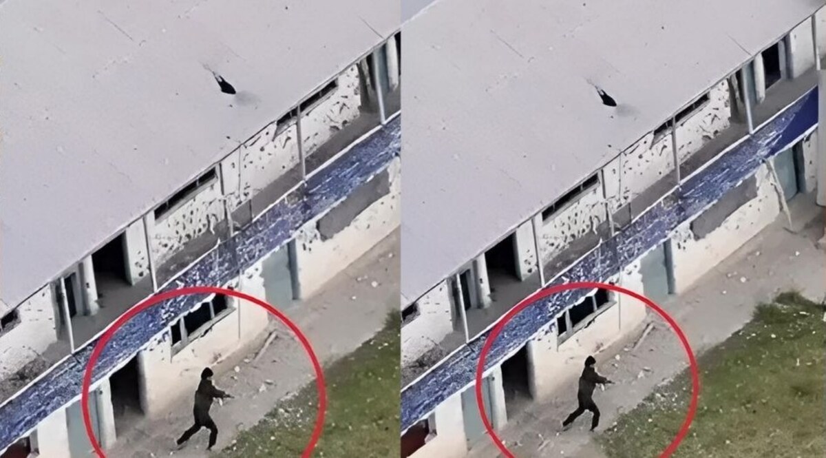 देखिए कैसे रेंगकर आंतकी फायरिंग कर रहा था? जवाब में सुरक्षा बलों ने भी की फायरिंग, वीडियो हुआ वायरल, कुल तीन आतंकी ढेर CrimeTak