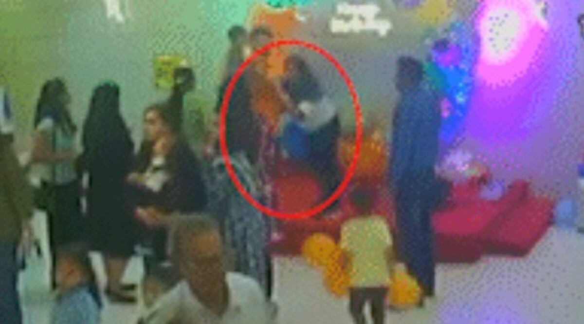 5 साल के बेटे की चल रही थी बर्थडे पार्टी...केक काटने से पहले मां की हार्ट अटैक से मौत, देखें मौत का Live Video बेटे की बर्थडे पार्टी के दौरान हार्ट अटैक से महिला की मौत