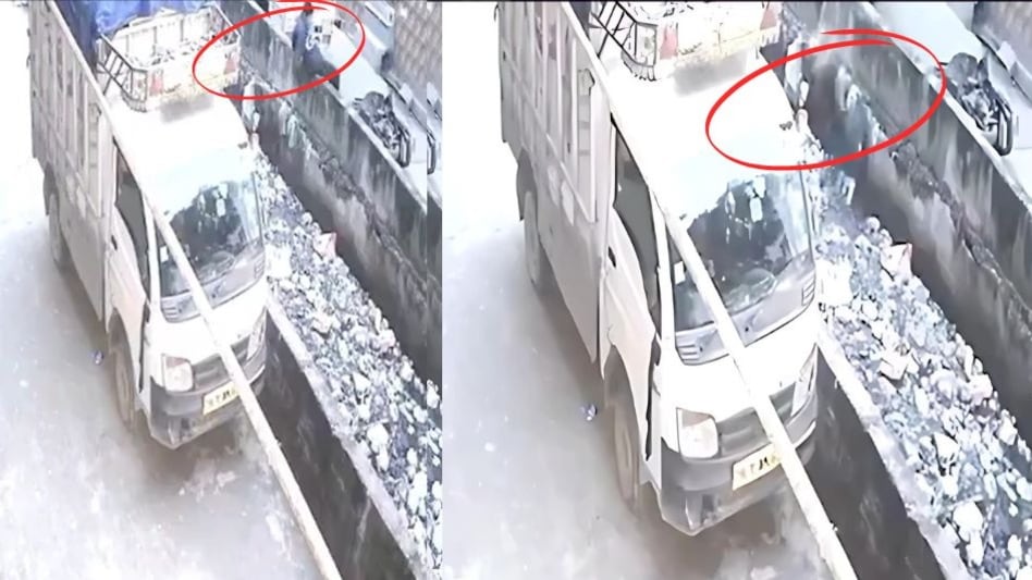 ...वो नाले में गिरा, छटपटाया, लड़के ने उसे बचाने की कोशिश की और आखिर में ये हुआ, Birthday के अगले दिन मौत, देखिए Live Video ...वो नाले में गिरा, छटपटाया, लड़के ने उसे बचाने की कोशिश की और आखिर में ये हुआ, Birthday के अगले दिन मौत, देखिए Live Video