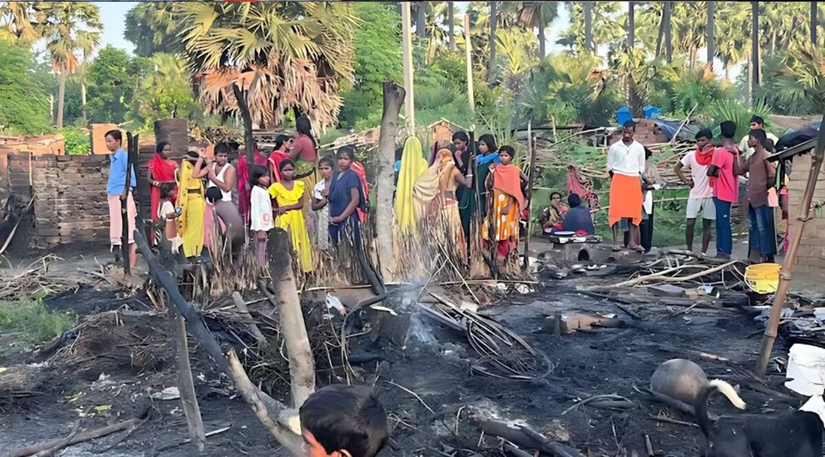 बिहार के नवादा में दलितों के घर फूंके, 10 लोगों को किया गिरफ्तार, मौके पर पुलिस फोर्स तैनात, देखें वीडियो CrimeTak