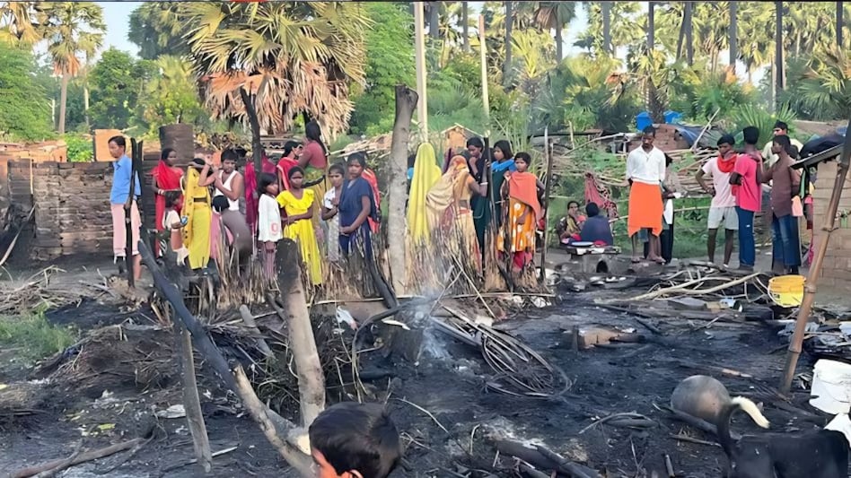 बिहार के नवादा में दलितों के घर फूंके, 10 लोगों को किया गिरफ्तार, मौके पर पुलिस फोर्स तैनात, देखें वीडियो बिहार के नवादा में दलितों के घर फूंके, 10 लोगों को किया गिरफ्तार, मौके पर पुलिस फोर्स तैनात, देखें वीडियो