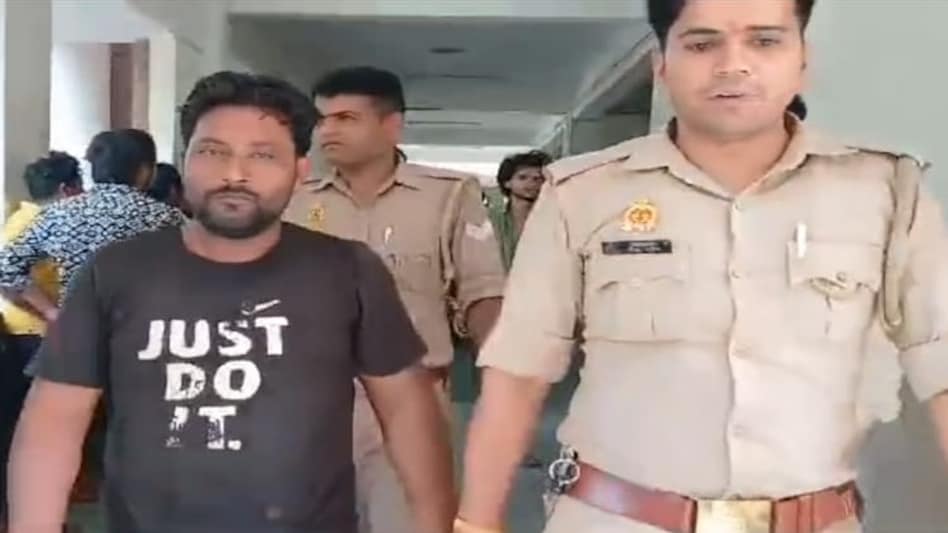 नरेश चिकन कॉर्नर में तो नहीं खाई कभी रोटी? यहां के कर्मचारी शहजाद की हरकत जान घिन आएगी, VIDEO VIRAL नरेश चिकन कॉर्नर में तो नहीं खाई कभी रोटी? यहां के कर्मचारी शहजाद की हरकत जान घिन आएगी, VIDEO VIRAL