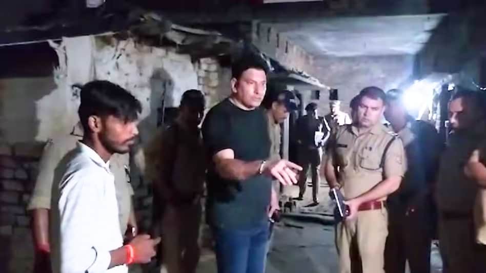 नशे में धुत्त पिता ने 14 साल के बेटे की बेरहमी से हत्या की, घर में ही दफनाने की कर रहा था तैयारी... नशे में धुत्त पिता ने 14 साल के बेटे की बेरहमी से हत्या की, घर में ही दफनाने की कर रहा था तैयारी...