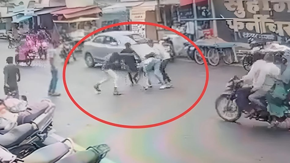 थप्पड़ का बदला! मालिक के पिता को गालियां दीं और थप्पड़ मारा, बदमाश ने पीटा तो नौकरों ने घेरा, पीट-पीटकर मार डाला थप्पड़ का बदला! मालिक के पिता को गालियां दीं और थप्पड़ मारा, बदमाश ने पीटा तो नौकरों ने घेरा, पीट-पीटकर मार डाला