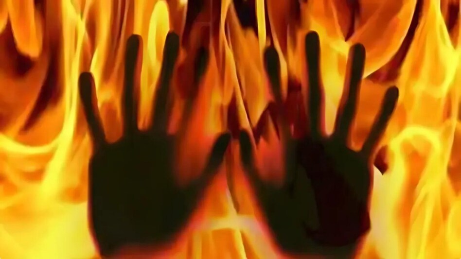 पेड़ से बांध कर मां को जिंदा जलाया, जब पुलिस ने पकड़ा तो कलयुगी बेटों ने ये बताया.. पेड़ से बांध कर मां को जिंदा जलाया, जब पुलिस ने पकड़ा तो कलयुगी बेटों ने ये बताया..