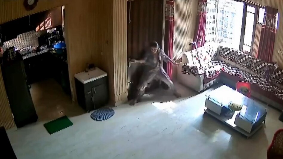 अमृतसर में तीन लुटेरों से भिड़ गई अकेली महिला, पूरा वाकया एकदम फ़िल्मी सीन की तरह है, Video देख रह जाएंगे हक्के-बक्के अमृतसर में तीन लुटेरों से भिड़ गई अकेली महिला, पूरा वाकया एकदम फ़िल्मी सीन की तरह है, Video देख रह जाएंगे हक्के-बक्के