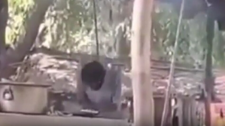 यूपी के बाराबंकी में हुई घिनौनी वारदात, युवक कर रहा था थूक वाली रोटी तैयार यूपी के बाराबंकी में हुई घिनौनी वारदात, युवक कर रहा था थूक वाली रोटी तैयार