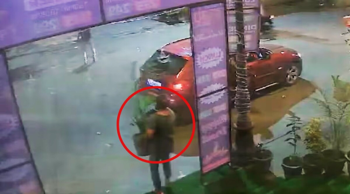 BMW से उतरी और दुकान के सामने रखा गमला चुरा ले गई महिला, लोगों ने टोका तो कहा- हर दिन गमला ले जाऊंगी, Video नोएडा में चोरी का एक हैरान करने वाला मामला सामने आया है.