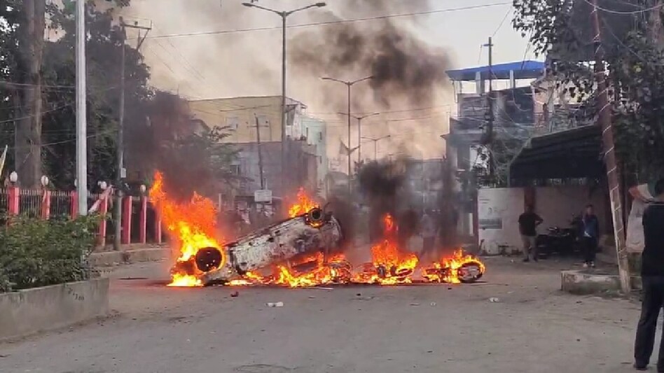मणिपुर में हाई टेंशन, 3 मंत्री, 6 MLA के घर हमला, CM के दामाद का घर जलाया, 5 जिलों में कर्फ्यू मणिपुर में हाई टेंशन, 3 मंत्री, 6 MLA के घर हमला, CM के दामाद का घर जलाया, 5 जिलों में कर्फ्यू