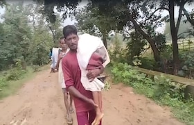 Maharashra News Parents carried the dead bodies of their children on their shoulders