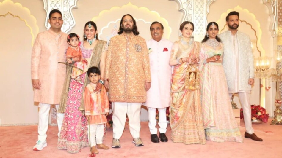 Anant-Radhika Wedding : અનંત-રાધિકાના લગ્નમાં ફિલ્મી સિતારાઓએ ધૂમ મચાવી, પ્રિયંકાએ કર્યો ડાન્સ, જુઓ વીડિયો અનંત-રાધિકાના લગ્ન