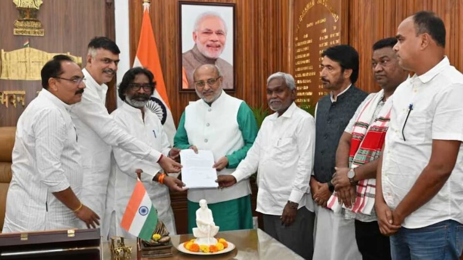 ઝારખંડમાં મોટી ઉથલપાથલ! મુખ્યમંત્રી ચંપઈ સોરેને આપ્યું રાજીનામું ચંપઇ સોરેને આપ્યું રાજીનામું