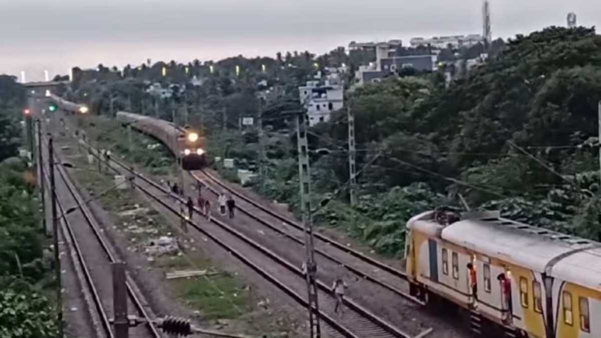 ઓડિશામાં મોટી બેદરકારી! એક જ પાટા પર આવી ગઈ 4 ટ્રેન, જુઓ વીડિયો લિંગરાજ રેલવે સ્ટેશન