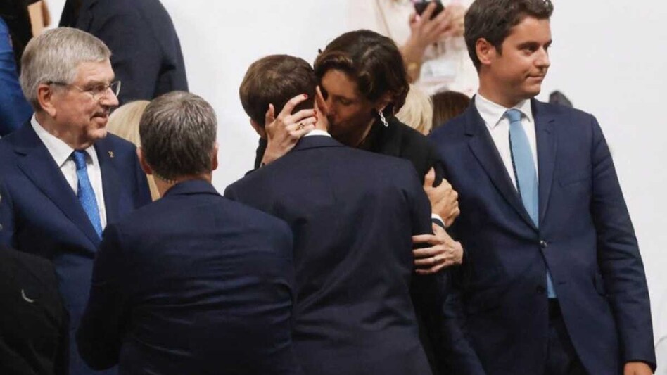 ફ્રાન્સના રાષ્ટ્રપતિ મેક્રોનએ રમત મંત્રીને કરી કિસ, બંનેની ઈન્ટીમેટ તસવીરો થઈ વાયરલ ફ્રાન્સના રાષ્ટ્રપતિ મેક્રોનએ રમત મંત્રીને કરી કિસ