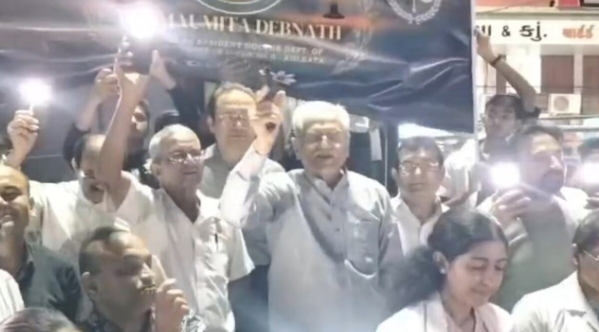 'હથિયાર રાખો...' કહીને ડૉ. ગજેરાએ જાહેરમાં બતાવી પિસ્તોલ, અમરેલીમાં યોજાઈ હતી કેન્ડલ માર્ચ ડૉ. જે.જી.ગજેરા