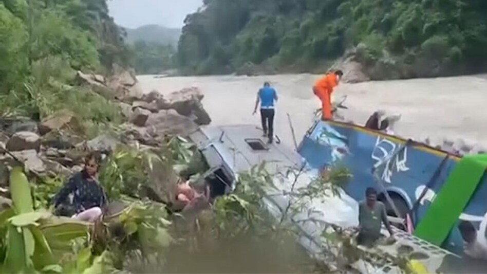 Breaking News: 40 ભારતીય મુસાફરોને કાઠમંડુ લઈ જતી બસને નડ્યો અકસ્માત, 14ના મોત Nepal Bus Accident