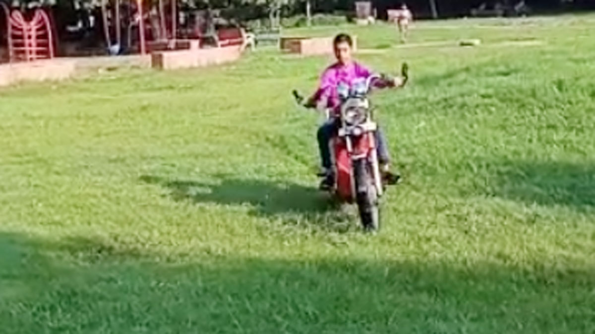 जुगाड़ की ई-बाइक के साथ छात्र 