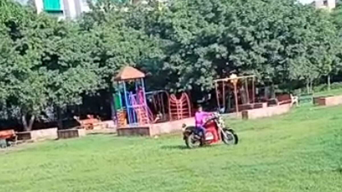 जुगाड़ की ई-बाइक के साथ छात्र 